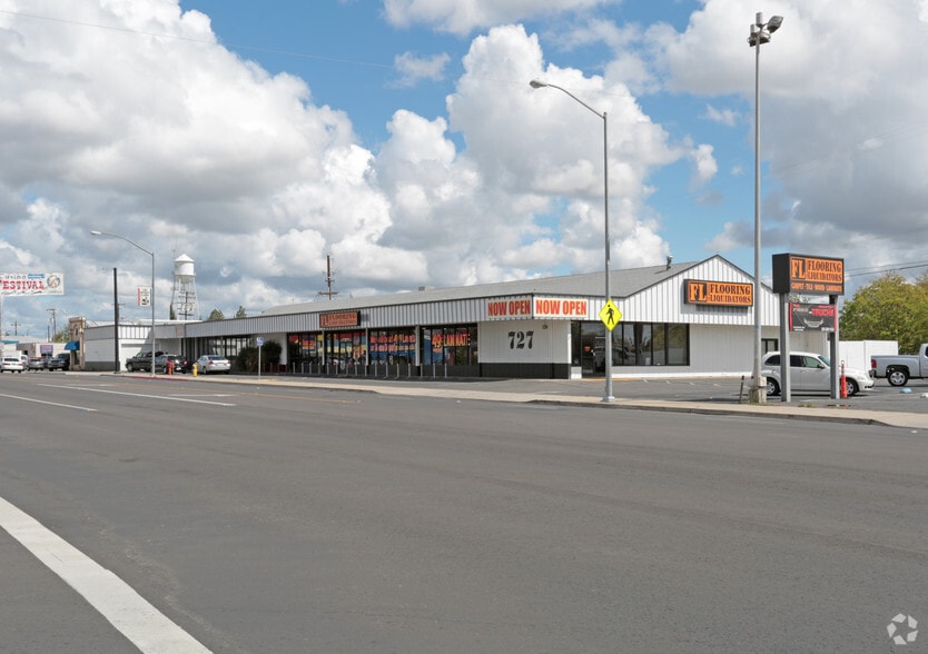 727 Clovis Ave, Clovis, CA for sale - Primary Photo - Image 1 of 22