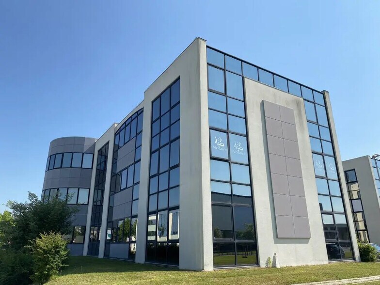 Office in Saint-Grégoire for lease - Building Photo - Image 3 of 13