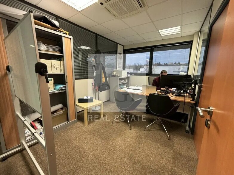 Office in Pusignan for lease - Interior Photo - Image 3 of 7