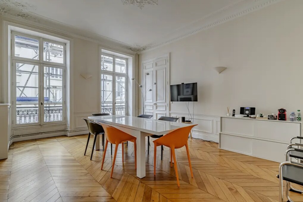 Office in Paris for lease Interior Photo- Image 1 of 2