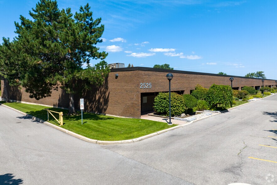 2525 Dunwin Dr, Mississauga, ON for lease - Primary Photo - Image 1 of 4