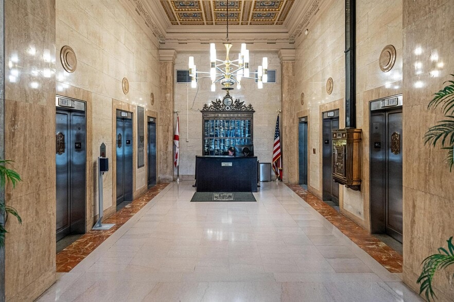 25 SE 2nd Ave, Miami, FL for lease - Interior Photo - Image 2 of 23