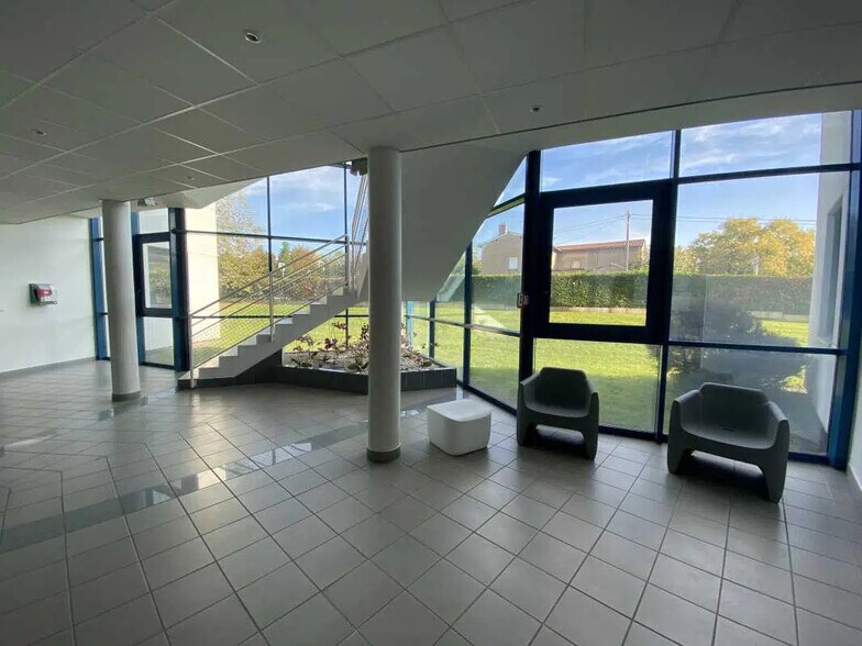 Office in Écully for lease - Lobby - Image 3 of 7