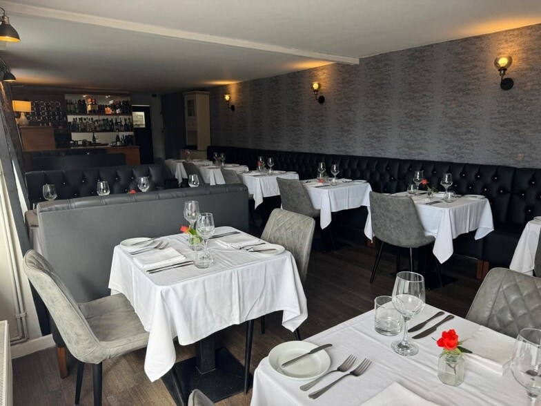 Willowgate, Pickering for sale - Interior Photo - Image 2 of 24