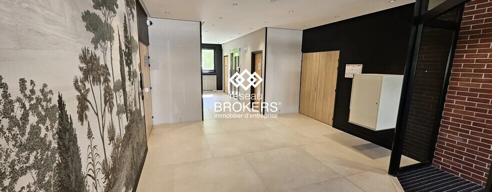 Office in Le Pecq for lease - Building Photo - Image 2 of 6