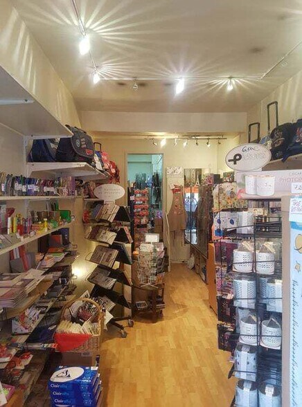 Retail in Paris for lease - Interior Photo - Image 1 of 4