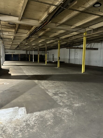 2200 Scranton Rd, Cleveland, OH for lease - Building Photo - Image 3 of 6