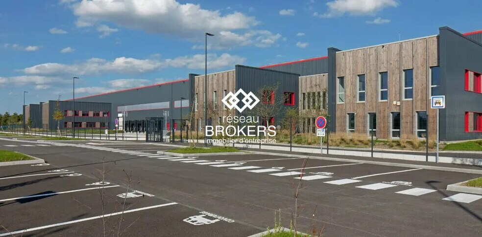 Industrial in Le Thillay for lease - Building Photo - Image 1 of 2