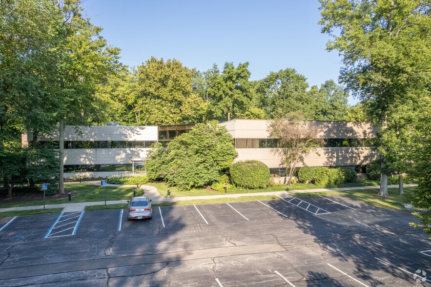 1705 Indian Wood Cir, Maumee, OH for lease - Primary Photo - Image 2 of 5