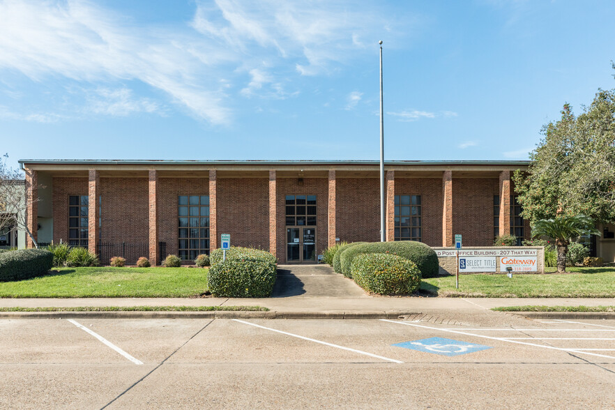 207 That Way St, Lake Jackson, TX for sale - Building Photo - Image 1 of 1