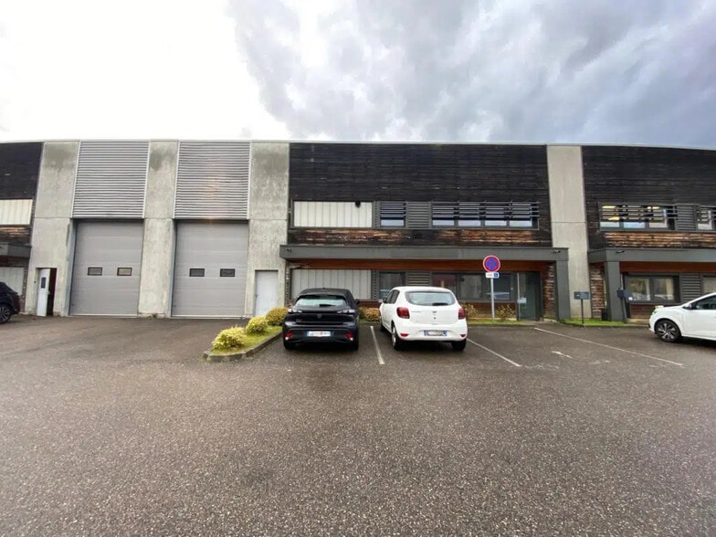 Flex in Oullins for lease - Building Photo - Image 1 of 8