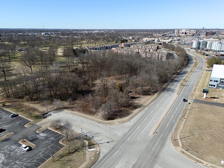 1209 E Holiday St, Springfield, MO for sale - Building Photo - Image 3 of 25