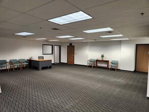 15850 W Bluemound Rd, Brookfield, WI for lease Interior Photo- Image 1 of 10