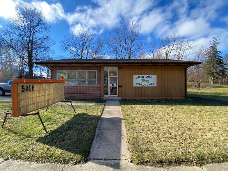 303 N Broadway St, Cassopolis, MI 49031