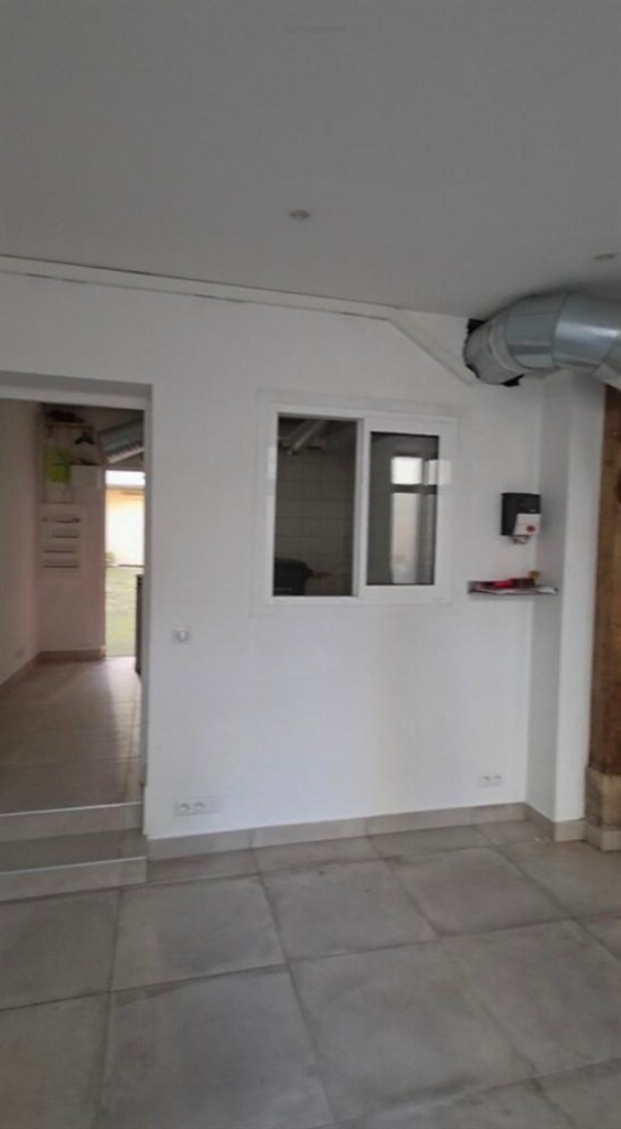 Retail in Paris for lease Interior Photo- Image 1 of 4