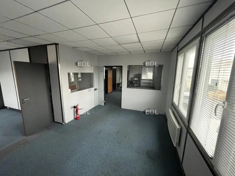 Flex in L'ILE-SAINT-DENIS for lease - Building Photo - Image 3 of 5