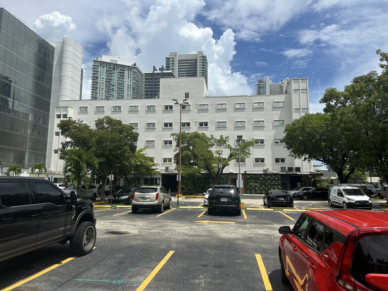 3000 Biscayne Blvd, Miami, FL for lease - Building Photo - Image 3 of 14