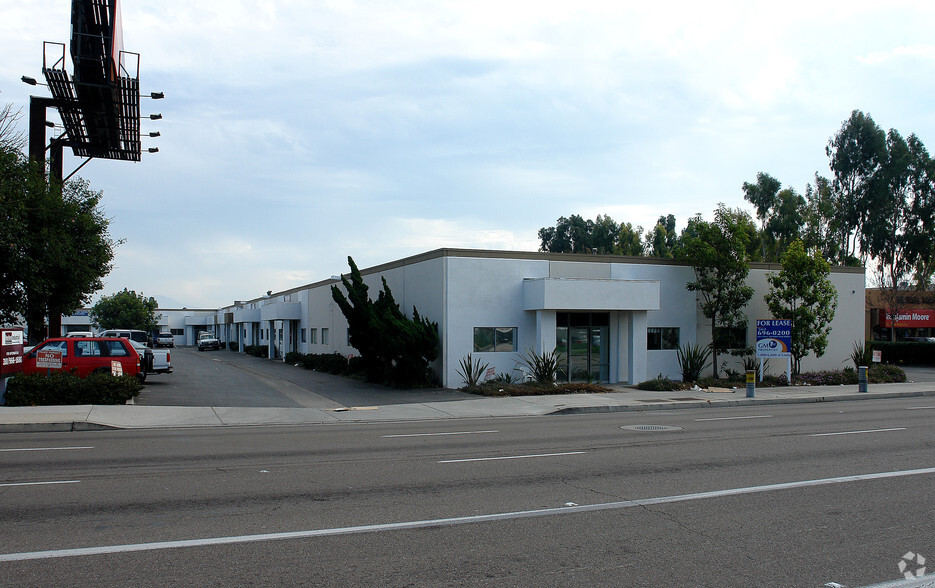 3720-3750 Warner Ave, Santa Ana, CA for lease - Building Photo - Image 3 of 6