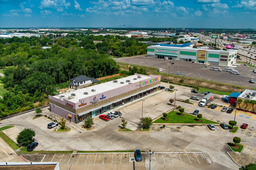 10404 Gulf Fwy, Houston, TX for lease - Building Photo - Image 2 of 15
