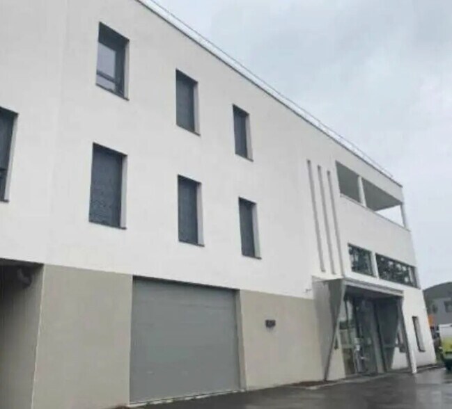 Office in Dardilly for lease - Building Photo - Image 1 of 15