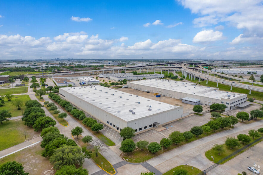 7049 Brookhollow West Dr, Houston, TX for lease - Primary Photo - Image 1 of 5