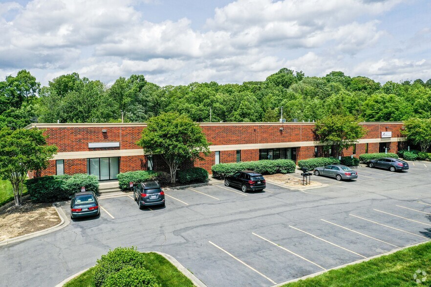 111 Cupped Oak Dr, Matthews, NC for lease - Building Photo - Image 1 of 8