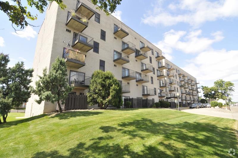 320 Blake Rd N, Hopkins, MN for sale - Building Photo - Image 3 of 40