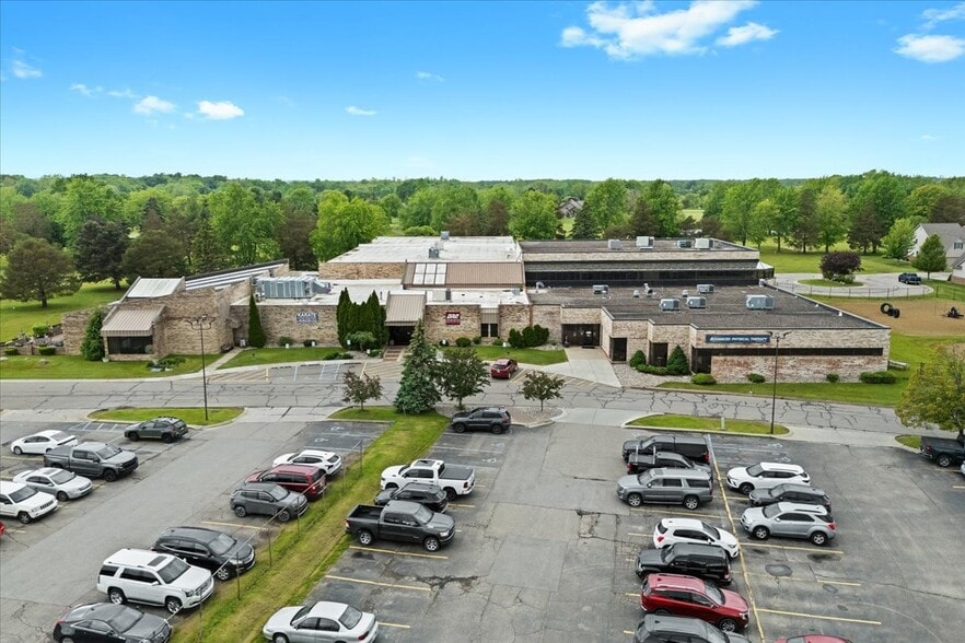 2140 Fairway Dr, Davison, MI for sale - Building Photo - Image 3 of 40