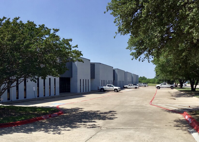 808 S Blue Mound Rd, Fort Worth, TX for lease - Building Photo - Image 1 of 14