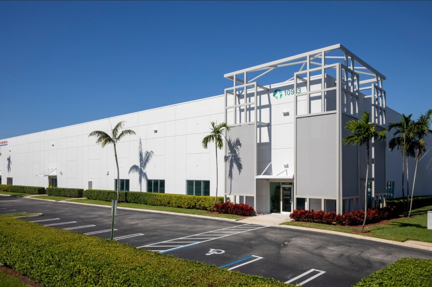 10913 NW 30th St, Miami, FL for lease - Building Photo - Image 3 of 4