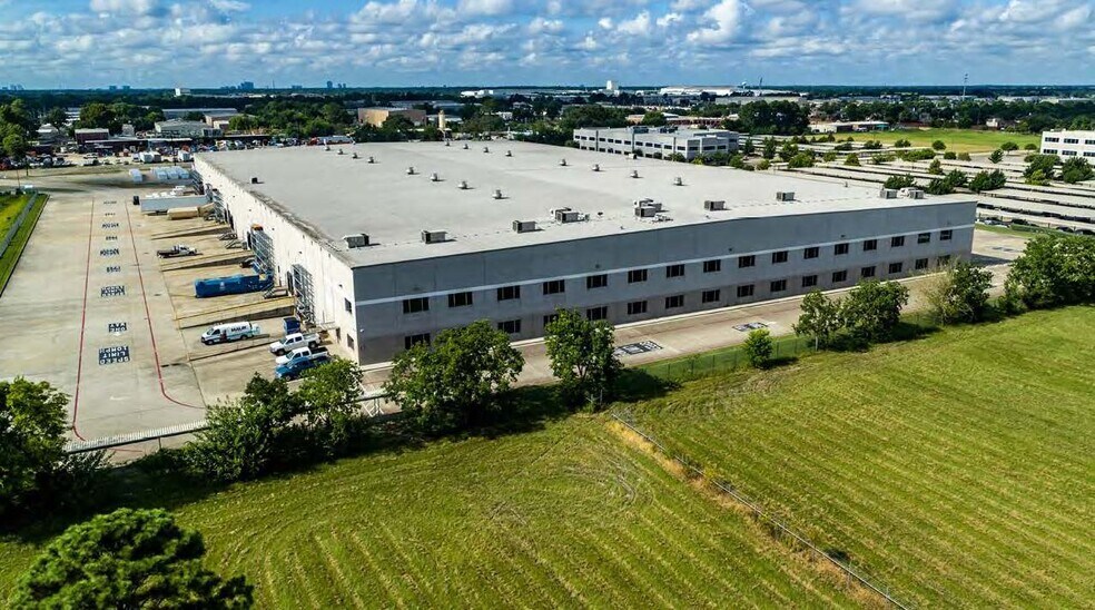 7215 Satsuma Dr, Houston, TX for sale - Primary Photo - Image 1 of 1