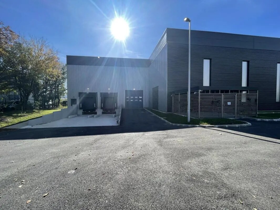 Office in Trappes for lease Building Photo- Image 1 of 5