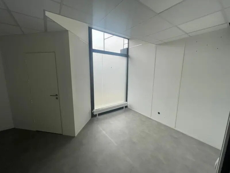 Retail in Cergy for lease Interior Photo- Image 1 of 14