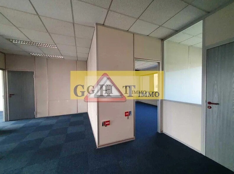 Office in Saclay for lease - Building Photo - Image 3 of 6