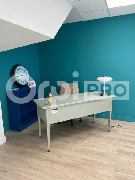 Office in Saint-Junien for lease - Interior Photo - Image 1 of 5