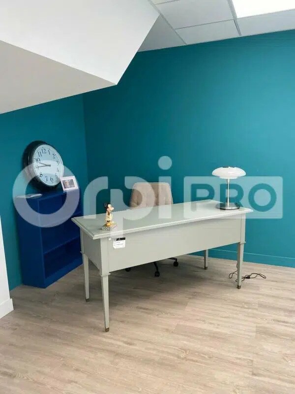 Office in Saint-Junien for lease Interior Photo- Image 1 of 6