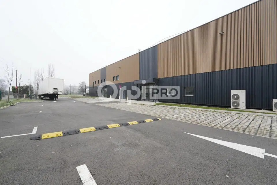 Flex in Saint-Bonnet-de-Mure for lease Building Photo- Image 1 of 21