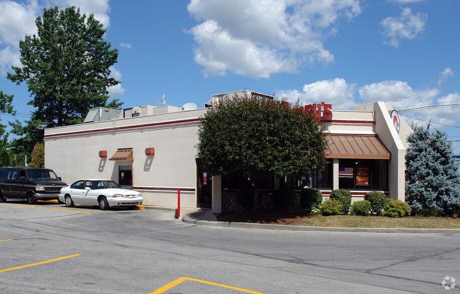 2215 Maplecrest Rd, Fort Wayne, IN for sale - Primary Photo - Image 1 of 1