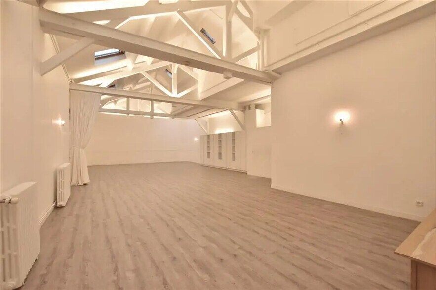 Office in Paris for lease - Building Photo - Image 2 of 9