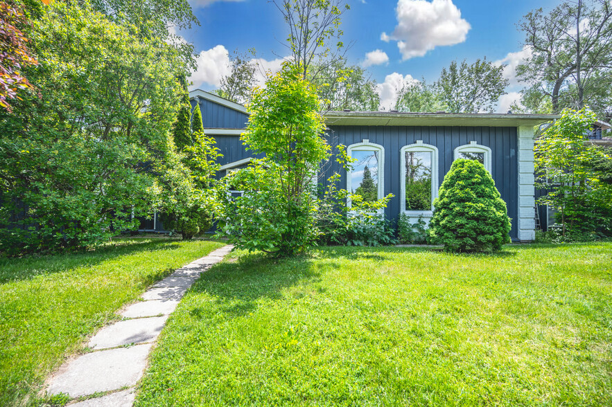 3071 Mosley St, Wasaga Beach, ON for sale - Primary Photo - Image 1 of 5