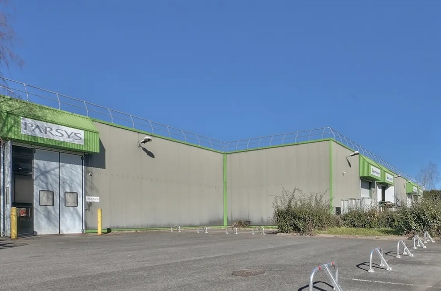 Flex in Saint-Thibault-des-Vignes for lease - Primary Photo - Image 1 of 2