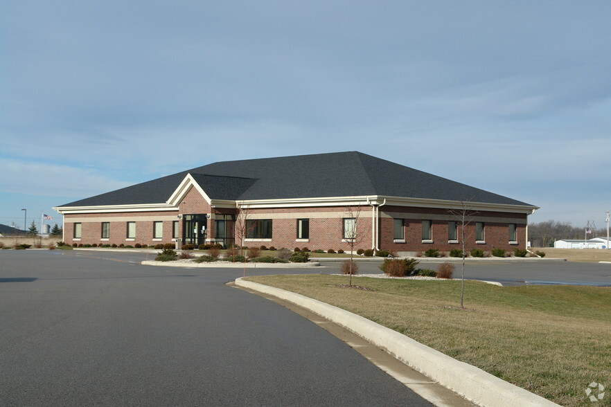 2935 Universal Ct, Oshkosh, WI for lease - Primary Photo - Image 1 of 13