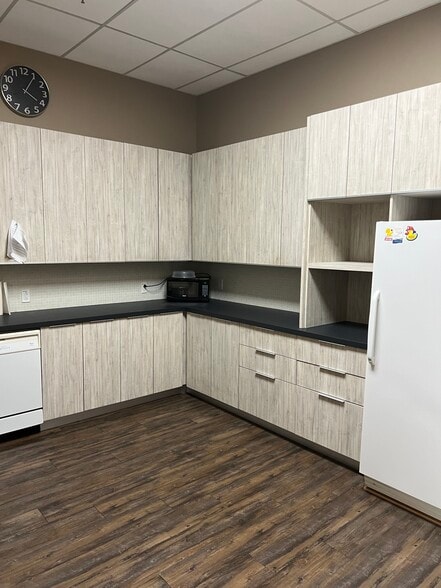 4960 Rue Levy, Saint-Laurent, QC for lease - Interior Photo - Image 2 of 24