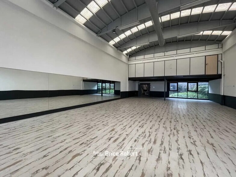 Office in Genay for lease - Interior Photo - Image 3 of 5