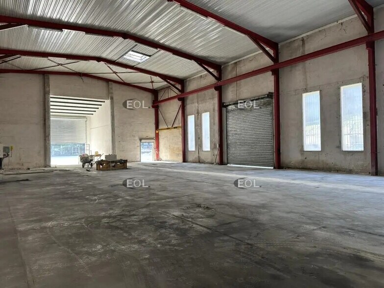 Flex in Peypin for lease - Interior Photo - Image 2 of 2