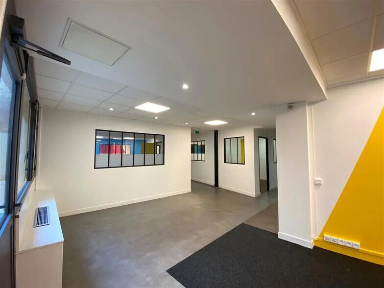 Office in Paris for lease - Building Photo - Image 3 of 9