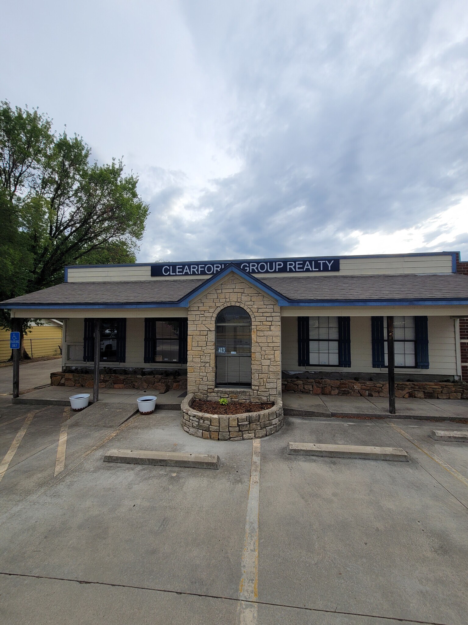 413 W Main St, Azle, TX 76020