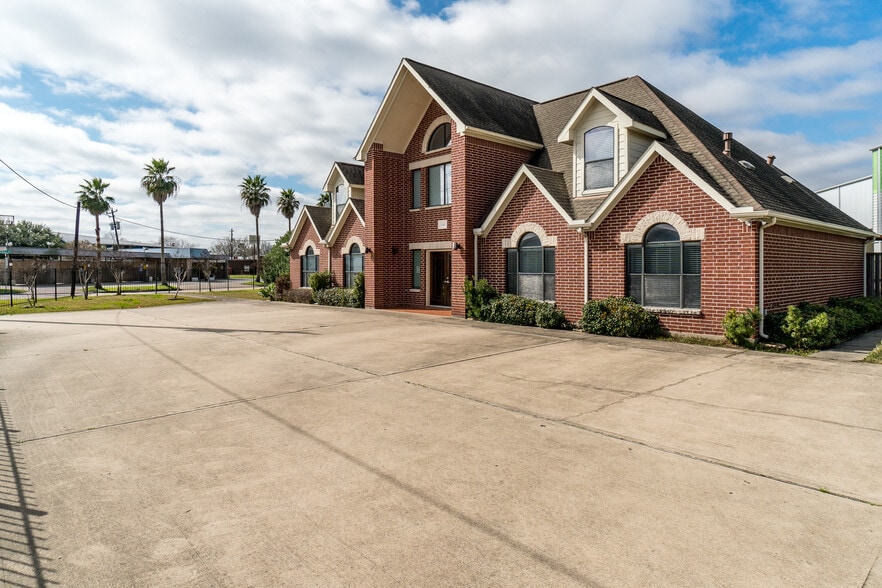 10400 Main St, Houston, TX for lease - Building Photo - Image 3 of 24