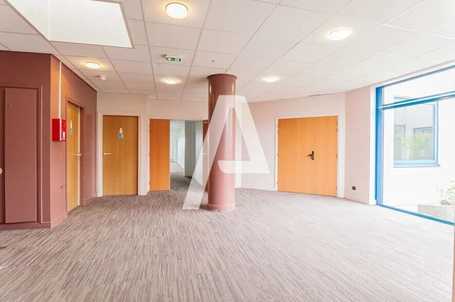 Flex in Villebon-sur-Yvette for lease - Lobby - Image 2 of 9