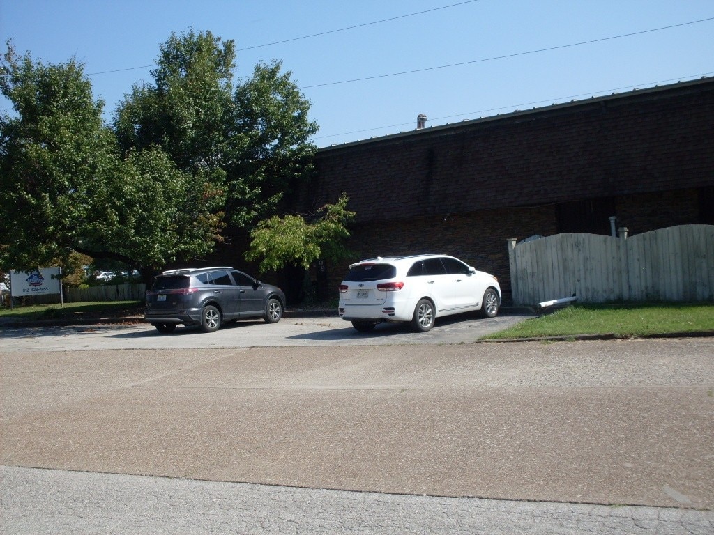 709 Oak Hill Rd, Evansville, IN for lease Building Photo- Image 1 of 2